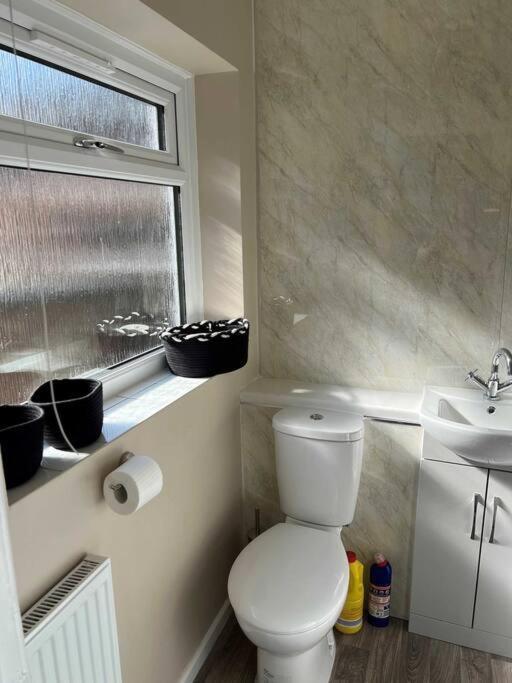 Spacious 2-Bedroom House In Stockton Heath With Free Wifi By Amazing Spaces Relocations Ltd Уоррингтон Экстерьер фото