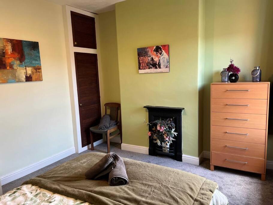 Spacious 2-Bedroom House In Stockton Heath With Free Wifi By Amazing Spaces Relocations Ltd Уоррингтон Экстерьер фото