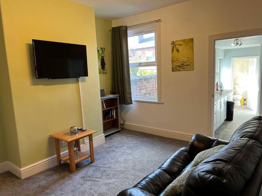 Spacious 2-Bedroom House In Stockton Heath With Free Wifi By Amazing Spaces Relocations Ltd Уоррингтон Экстерьер фото