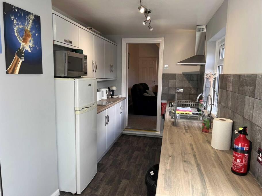 Spacious 2-Bedroom House In Stockton Heath With Free Wifi By Amazing Spaces Relocations Ltd Уоррингтон Экстерьер фото