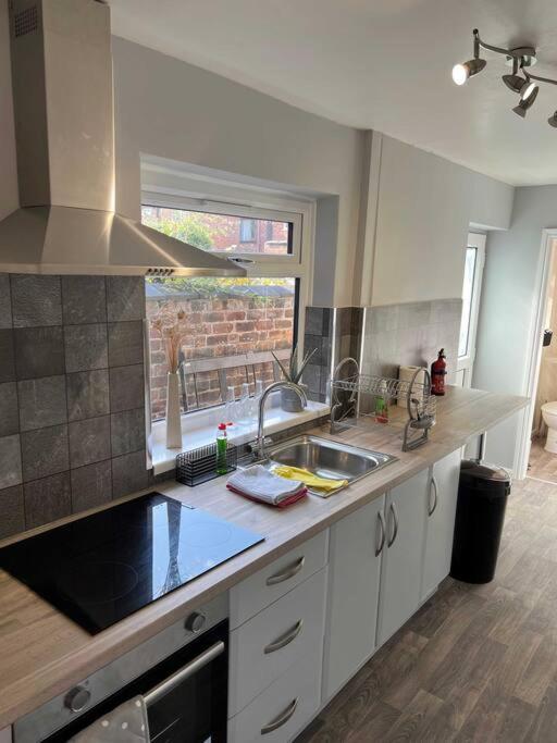 Spacious 2-Bedroom House In Stockton Heath With Free Wifi By Amazing Spaces Relocations Ltd Уоррингтон Экстерьер фото
