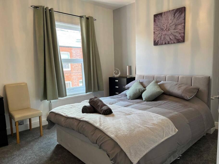 Spacious 2-Bedroom House In Stockton Heath With Free Wifi By Amazing Spaces Relocations Ltd Уоррингтон Экстерьер фото