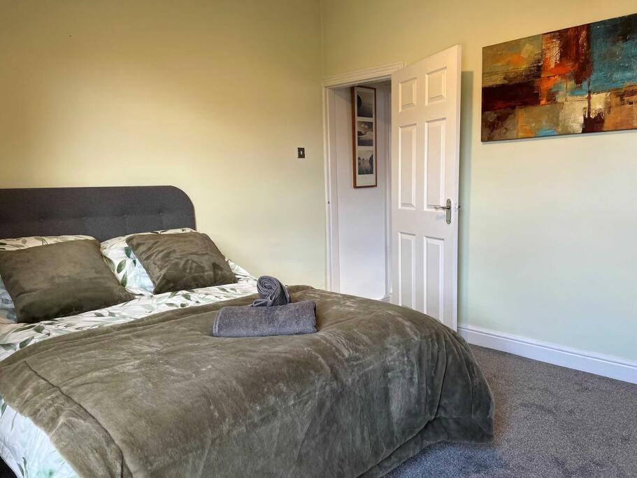 Spacious 2-Bedroom House In Stockton Heath With Free Wifi By Amazing Spaces Relocations Ltd Уоррингтон Экстерьер фото