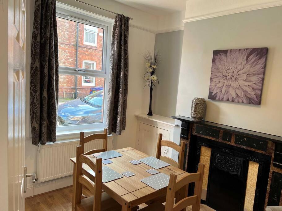 Spacious 2-Bedroom House In Stockton Heath With Free Wifi By Amazing Spaces Relocations Ltd Уоррингтон Экстерьер фото