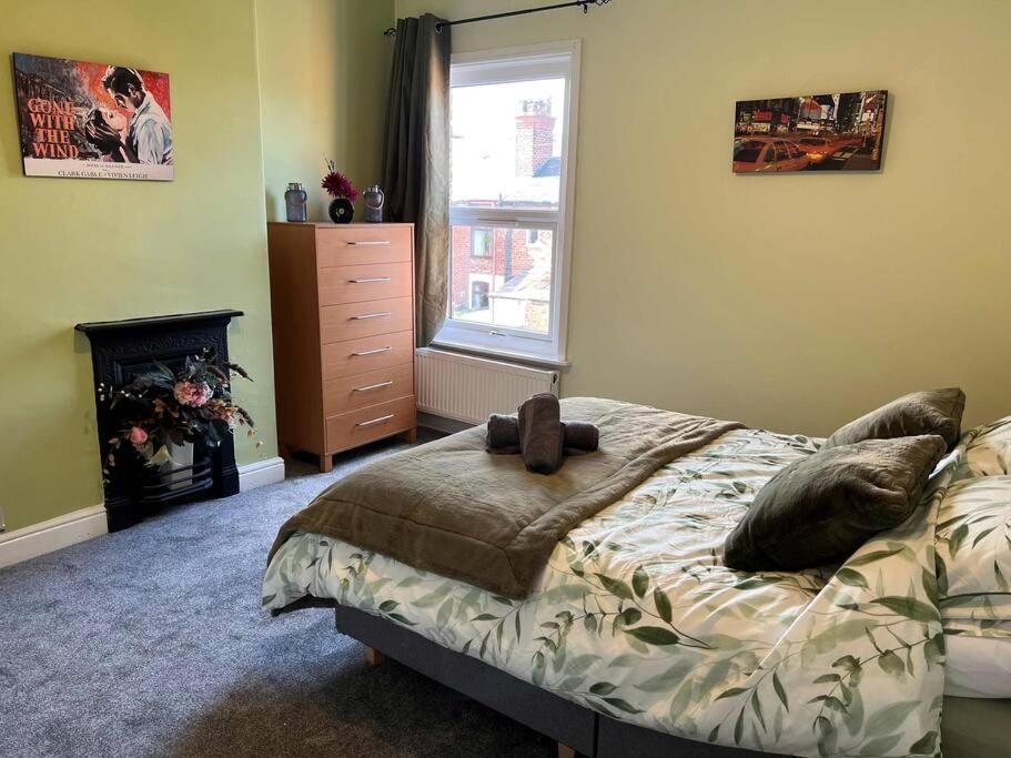 Spacious 2-Bedroom House In Stockton Heath With Free Wifi By Amazing Spaces Relocations Ltd Уоррингтон Экстерьер фото