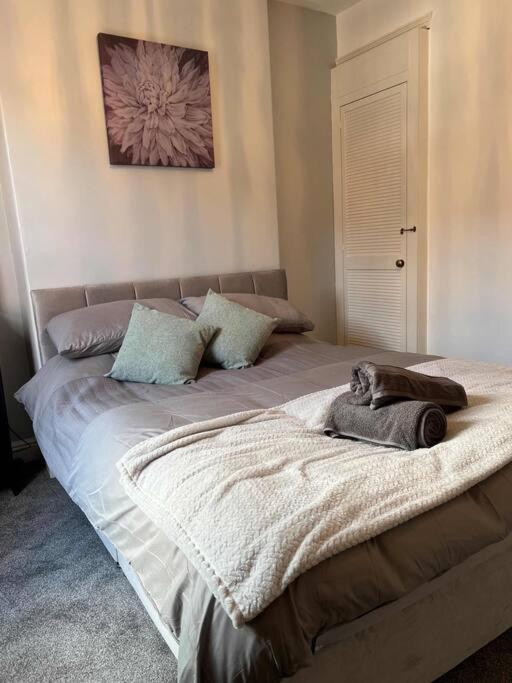 Spacious 2-Bedroom House In Stockton Heath With Free Wifi By Amazing Spaces Relocations Ltd Уоррингтон Экстерьер фото