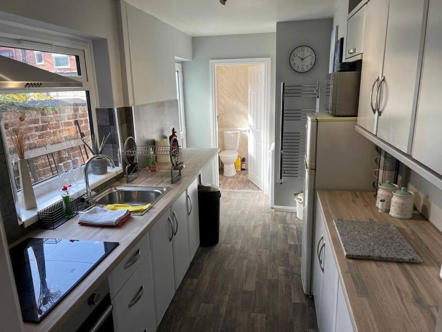 Spacious 2-Bedroom House In Stockton Heath With Free Wifi By Amazing Spaces Relocations Ltd Уоррингтон Экстерьер фото